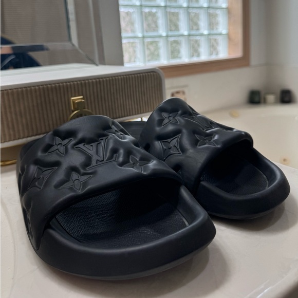 Louis Vuitton waterfront mule Sandals, size 8 USA - Picture 3 of 7